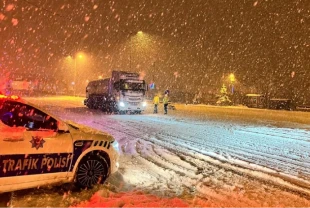 Kayseri-Malatya kara yolu yoğun kar nedeniyle ağır tonajlı araçların ulaşımına kapandı