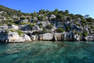 Kekova'da mavi tura çıkan turistler "Batık Şehir" ile doğa harikası koyları görüyor