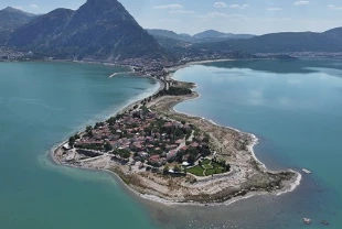 Kuraklığın etkisiyle su seviyesi düşen Eğirdir Gölü dronla görüntülendi