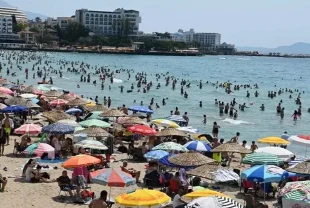 Kuşadası'nda plajlar doldu taştı! Bayram yoğunluğu yaşanıyor