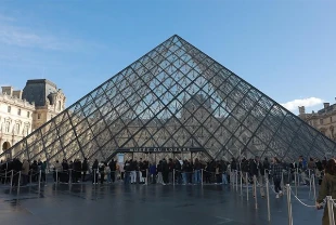 Louvre Müzesi'nde 7 dakikalık soygun: Tarihi mücevherler çalındı