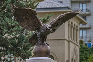 Macaristan Büyükelçiliği ev sahipliğinde Tuğrul Kuşu heykeli Ankara’da açıldı