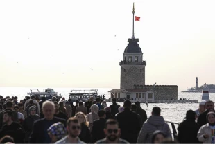 Megakent İstanbul'da 23 derece sürprizi: Kış günü denize girenler oldu