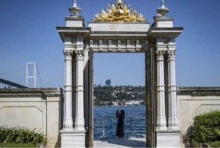 Milli Saraylar bahçeleri yaz akşamlarında ziyaretçilerini ağırlıyor