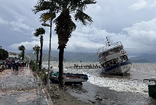 Muğla ve ilçelerinde sağanak ve fırtına günlük yaşamı olumsuz etkiledi