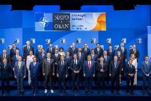 NATO aile fotoğrafında liderler neye göre sıralanıyor?