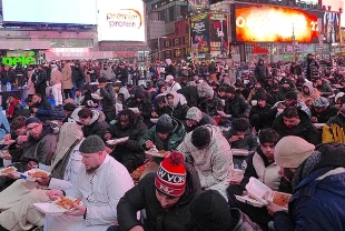 New York'un ünlü Times Meydanı'nda iftar programı düzenlendi