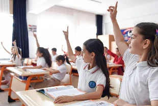 Okullarda kıyafet yönetmeliği değişti: Yeniden forma geliyor