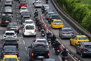 Okulların ikinci gününde trafik yoğunluğu sürüyor
