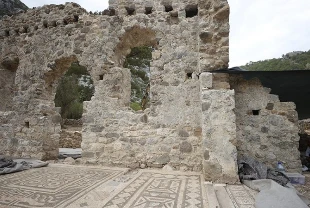 Olympos Antik Kenti'nde yaklaşık 200 metrekarelik hamam yapısı bulundu