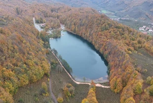 Ordu'daki Ulugöl Tabiat Parkı sonbahar renklerine büründü