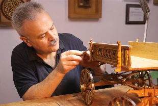 Osmanlı döneminden yaylı at arabası minyatürü, naht ve tezhip motifleriyle süslendi