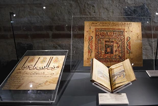 Osmanlı Sultanlarının Sevdası Kutsal Emanetler sergisi Rami Kütüphanesi’nde