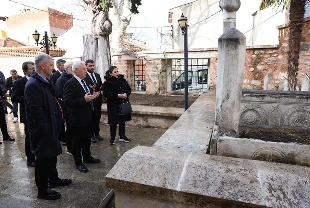 Osmanlı'nın ilk eserlerinden Alaeddin Bey Cami’deki mezarların restorasyonu başladı