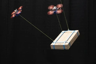 Otonom drone’lar zorlu koşullarda ağır yükleri ekip çalışmasıyla taşıyor