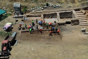 Patara'nın simgesi kent kapısı çevresindeki stoa ve dükkanlar gün yüzüne çıkarılıyor