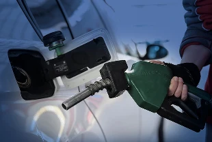 Petrol fiyatlarında 2 ay sonra bir ilk: Benzin fiyatları, motorin fiyatlarına indirim gelir mi?