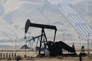 Petrolde ibre aşağı döndü: 70 dolar bandında denge arıyor