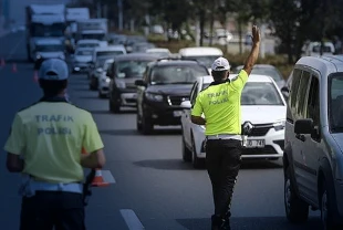 Resmi Gazete'de yayımlandı! Yeni trafik kanunu yürürlükte: Hız ve kırmızı ışık ihlaline ağır ceza