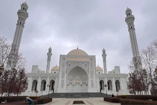 Rusya’da mimarisiyle öne çıkan Müslümanların Gururu Camisi ziyaretçilerin ilgi odağı
