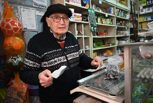 Sadece bakkal değil! Mahallenin 58 yıllık emanet sandığı