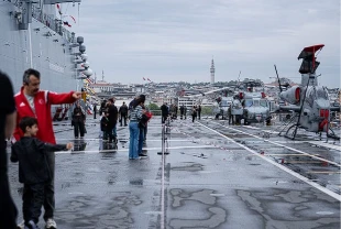 SAHA 2026 kapsamında ziyarete açılan TCG Anadolu'ya vatandaşlardan yoğun ilgi