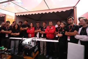 Selçuk Bayraktar Savaşan İHA Yarışması'nda gençlerle buluştu