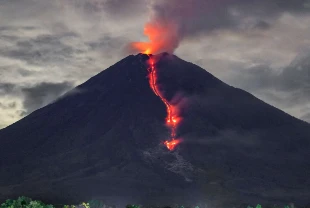 Semeru Yanardağı 6 kez patladı: Kül bulutu yükseldi