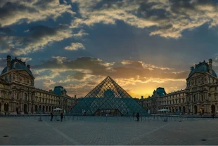 Soygunla gündeme gelen Louvre Müzesi'nde çalışanlar greve gidiyor