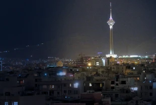 Tahran'da zehirli yağmur: Petrol tesislerine yönelik saldırılar şehri etkiledi