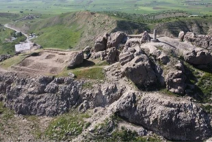 Tarihi Palu Kalesi'nde kazı çalışması! İlk kazma vuruldu