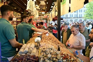 Tarihi Yarımada'da bayram hareketliliği: Mısır Çarşısı ve Kapalıçarşı'da yoğunluk yaşandı