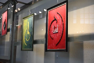 Taşı hat sanatıyla buluşturarak yumuşatıyor