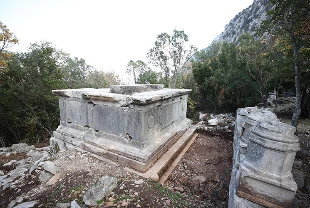 Termessos'taki iki anıt mezar ayağa kaldırılıyor