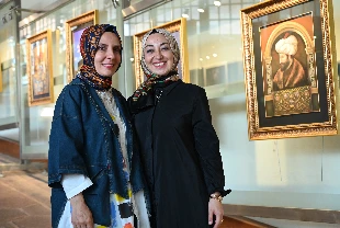 Tozdan renkleri tuvalde birleştiriyorlar