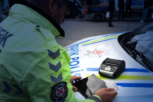Trafikte yeni dönem başlıyor: Kırmızı ışık, hız ve ambulansa yol vermeme cezaları ağırlaşıyor