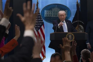 Trump'tan İran'a yeni tehditler: Gemilere iyi silahları yüklüyoruz