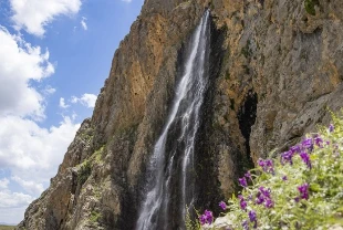 Tunceli'deki Kırkmerdiven Şelaleleri yaz sezonunda turizmi hareketlendiriyor