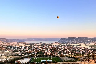 Turistler Salda Gölünü balondan seyrediyor