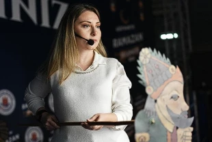 Türk gölge oyununun kadın ustası, Hacivat ile Karagöz'ü dünyaya tanıtıyor