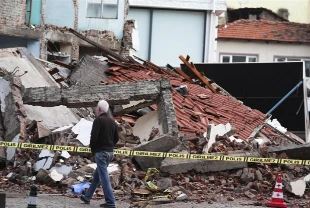 Üst üste depremler yaşayan Sındırgı esnafından borç ödemelerinin ertelenmesi talebi