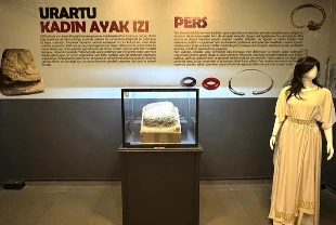 Van Müzesi'nde Urartulara ait kadın ayak izi sergileniyor