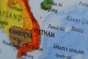 Vietnam'ın Güney Çin Denizi'nde kontrol ettiği adacık ve resifleri genişlettiği iddia edildi