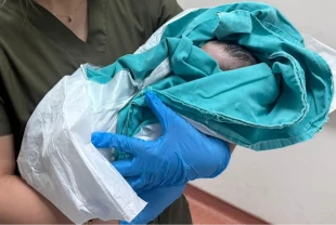 Yeni yılın ilk bebekleri dünyaya geldi: Bakanlar hastanelerde ailelerle buluştu