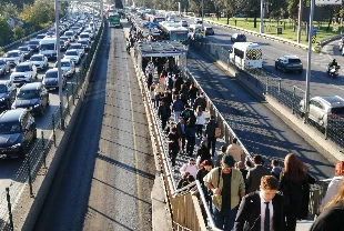 Yola çıkacaklar dikkat! İstanbul'da 4 bölgede trafik durma noktasına geldi