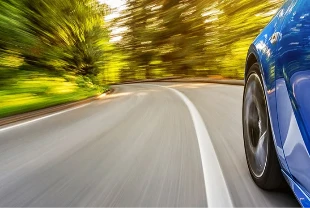 Yollarda yeni dönem: Araçların ezdiği naylon film elektrik üretiyor