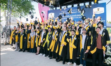 1125 öğrencinin mezuniyet coşkusu