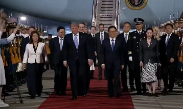 ABD Başkanı Donald Trump ve 17 iş insanını taşıyan uçak Çin'e indi