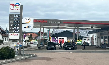 Almanya'da benzinin litresi 2.44 Euro'yu, dizelin litresi 2.57 Euro'yu aştı