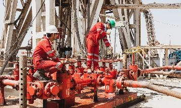 Arz fazlası petrol  fiyatlarını aşağı çekiyor!